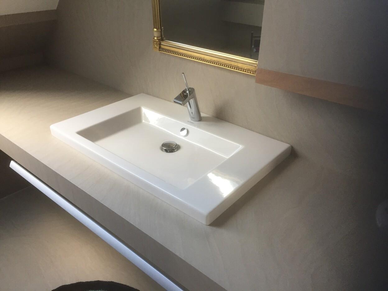 Modernes Badmöbel nach Maß mit rechteckigem Waschbecken, Armatur und goldgerahmtem Spiegel.