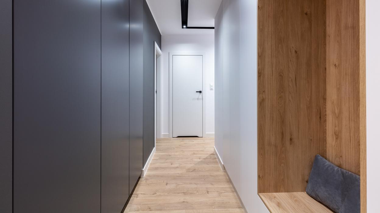 Moderne Garderobe nach Maß Elegante Garderobe nach Maß mit Holzoptik, Sitzbank und geräumigen Schrankfronten im Flur.
