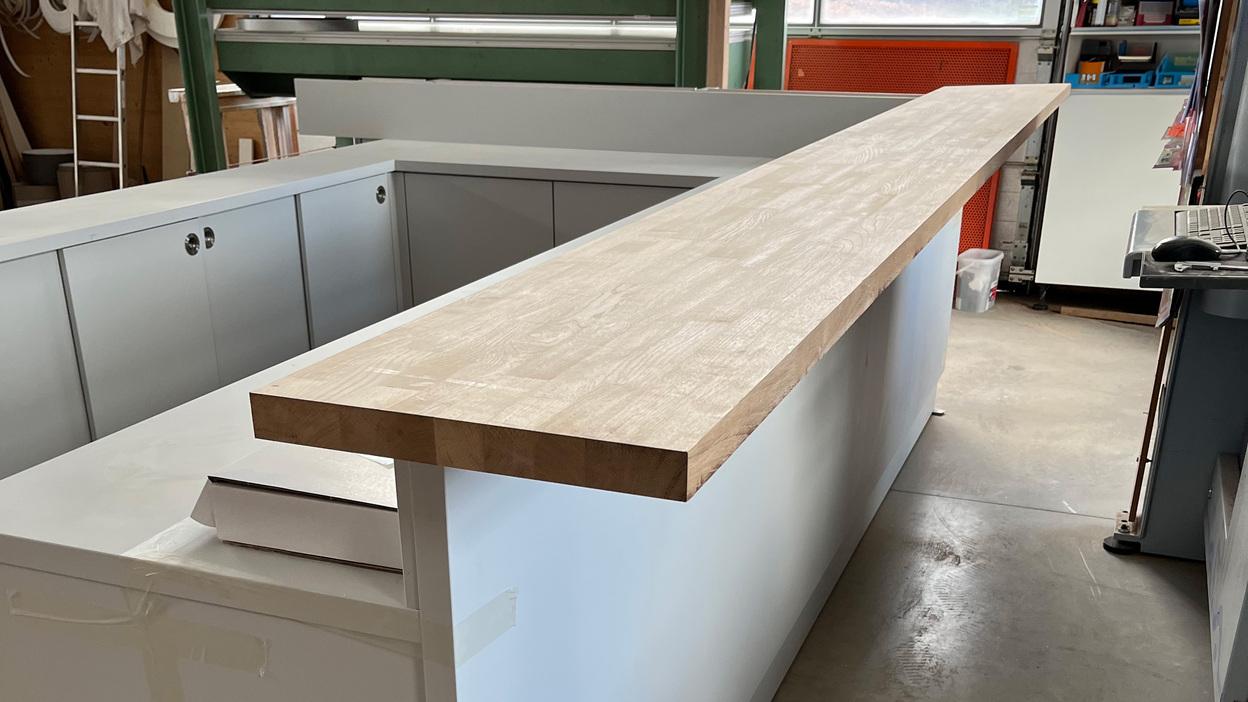 Möbelbau Maßanfertigung Werkstatt Maßgefertigter Tresen im Möbelbau mit heller Holzplatte während der Fertigung in Werkstatt.