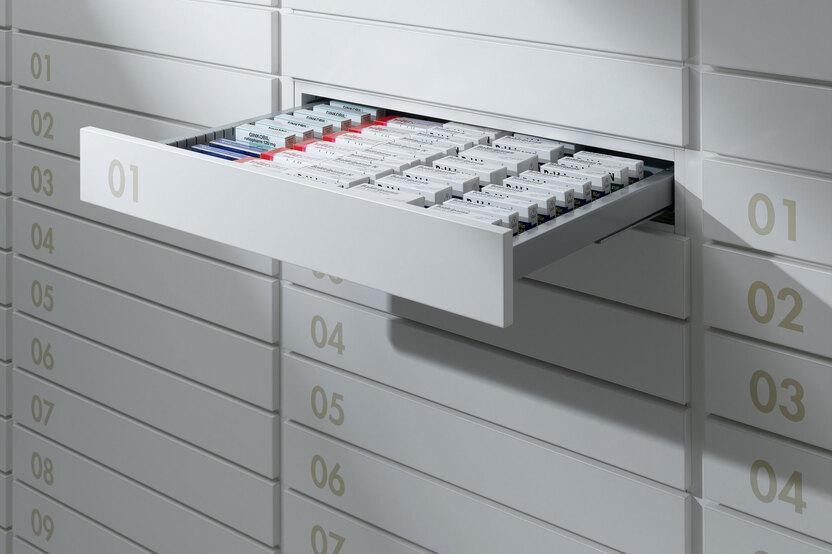 Detailaufnahme von schmalen wei&szlig;en Medikamentenschubl&auml;den mit dezenter Nummerierung und sichtbarer Medikamentenaufteilungen.