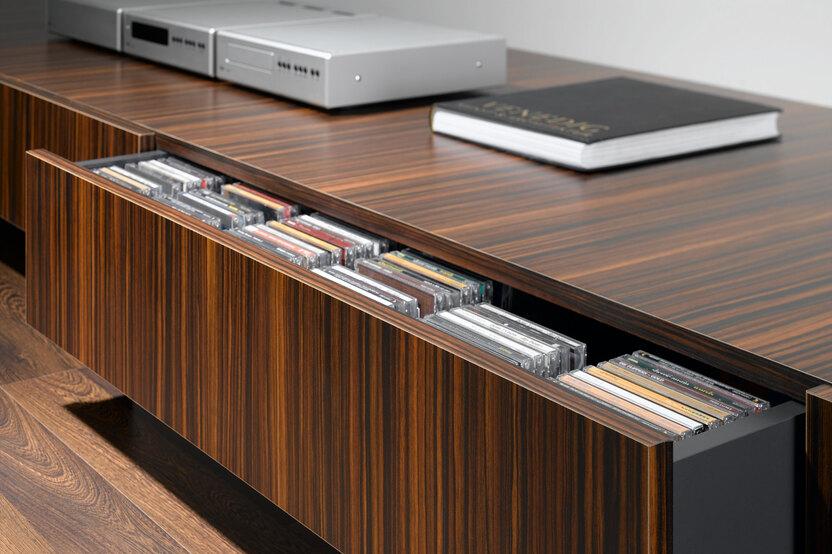 Detailaufnahme eines lackierten Sideboards mit offener Schublade f&uuml;r CD-Aufbewahrung